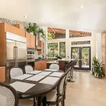 Skyhill Oasis With Hot Tub, Walk To Universal Studios