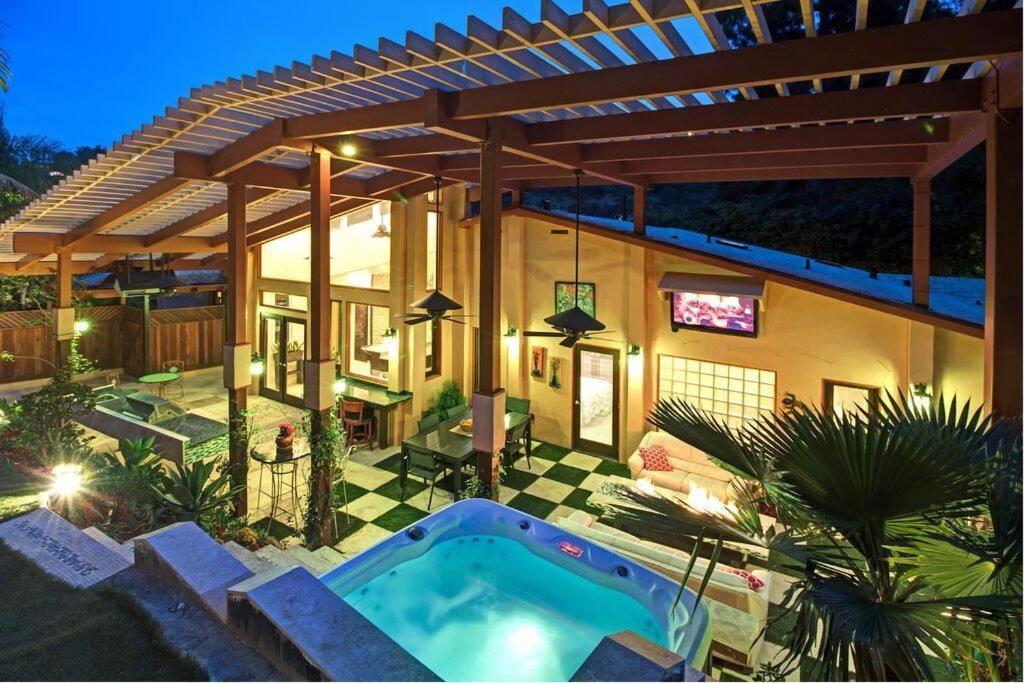 Skyhill Oasis With Hot Tub, Walk To Universal Hébergement de vacances Los Angeles