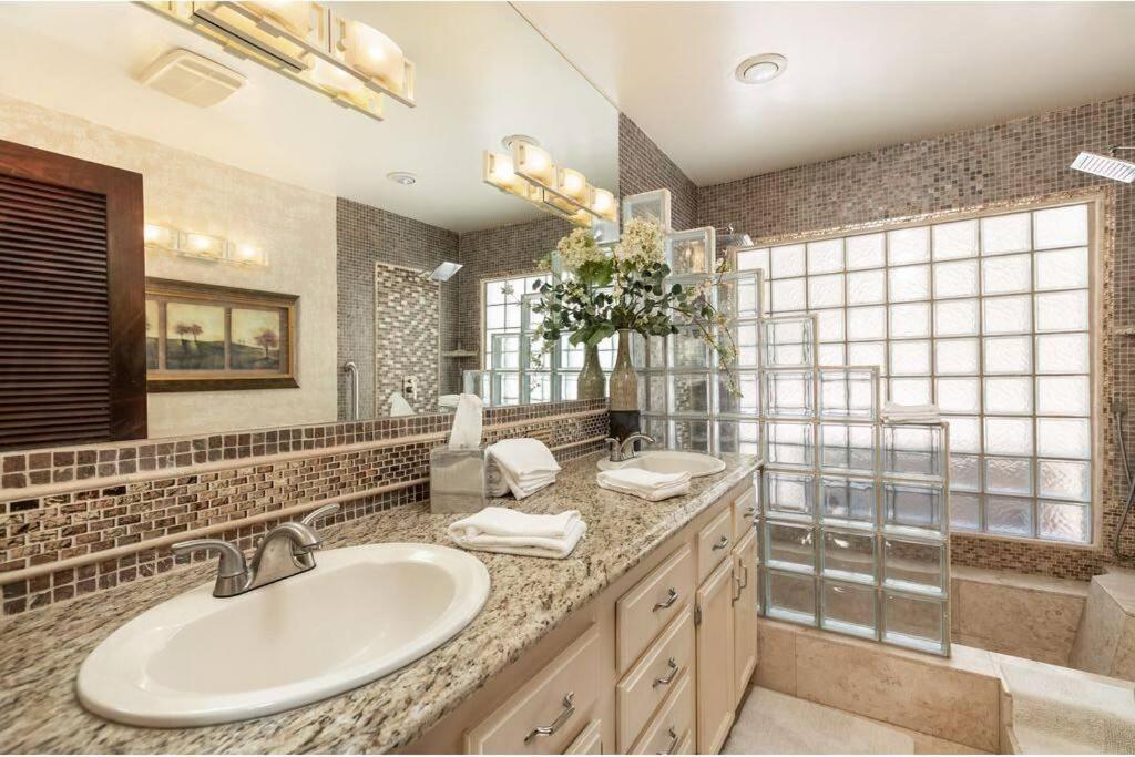 Skyhill Oasis With Hot Tub, Walk To Universal Los Angeles