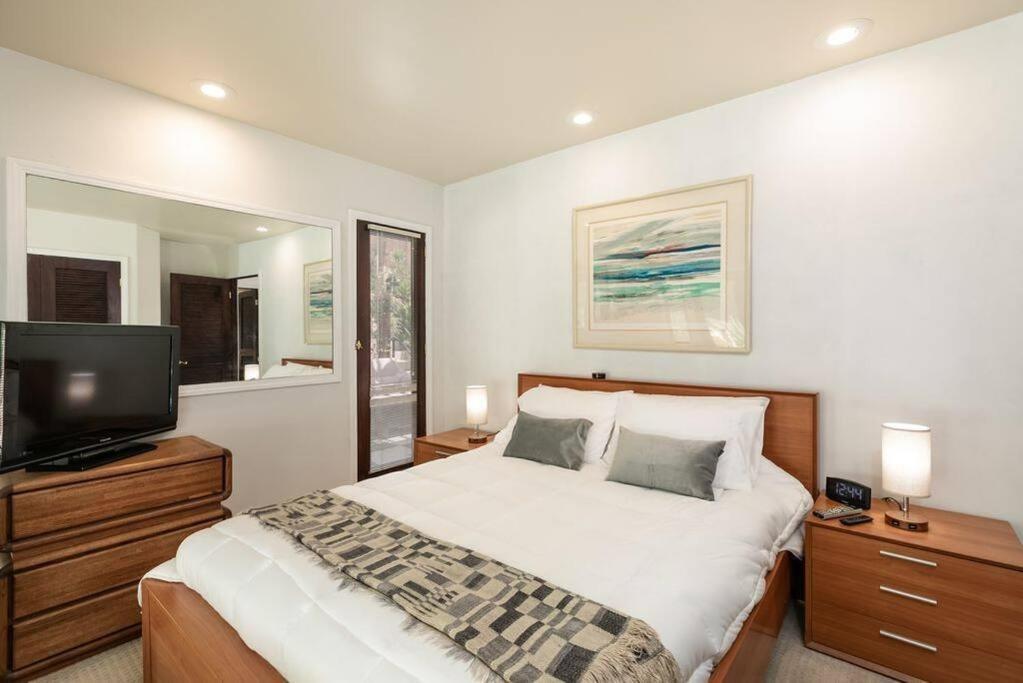 Skyhill Oasis With Hot Tub, Walk To Universal Hébergement de vacances Los Angeles