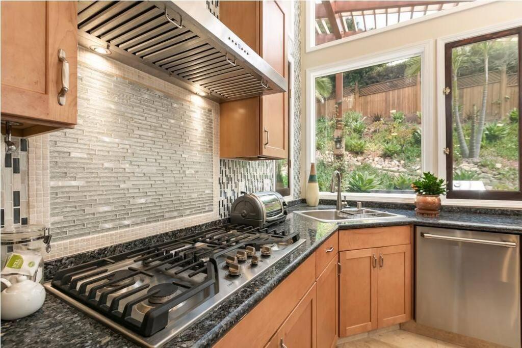 Skyhill Oasis With Hot Tub, Walk To Universal Hébergement de vacances Los Angeles