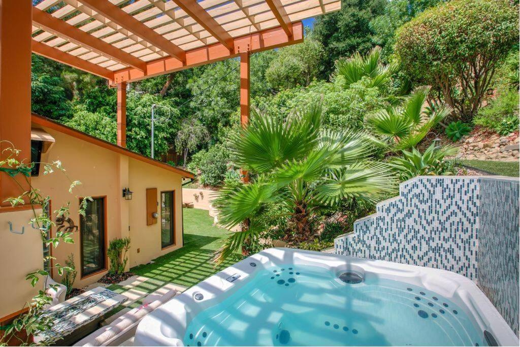 Hébergement de vacances Skyhill Oasis With Hot Tub, Walk To Universal Los Angeles
